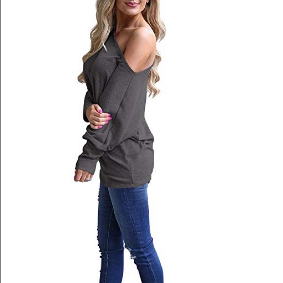 Beautiful woman off the shoulder top loose - Picture 2 of 5